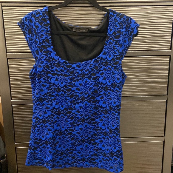 NWOT Suzy Shier. Royal Blue Lace on Black, sleeveless top. - Picture 1 of 3